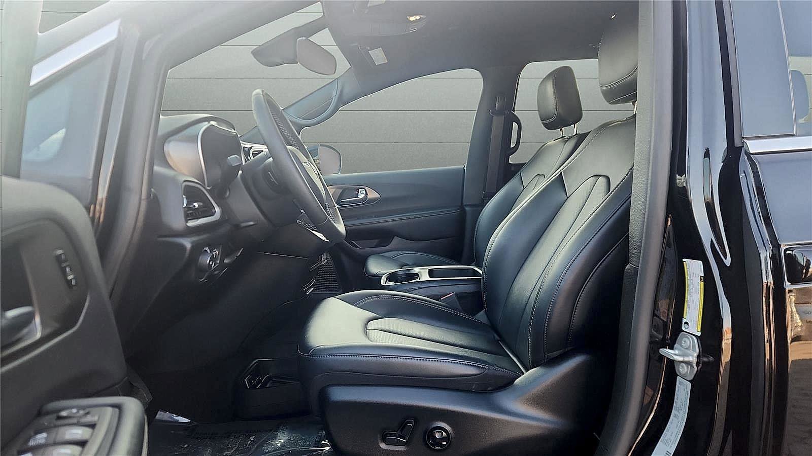 Used 2025 Chrysler Pacifica Select image 9