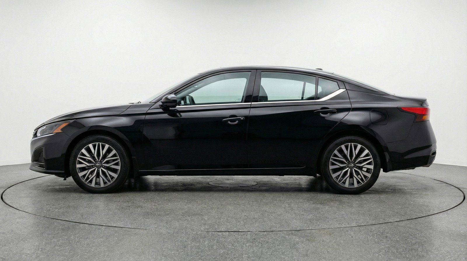 Used 2025 Nissan Altima 2.5 SV FWD image 5