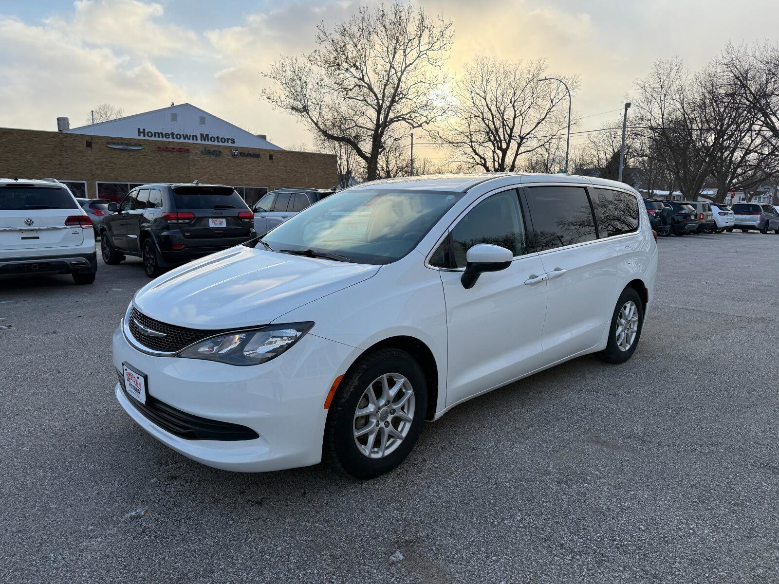 Used 2020 Chrysler Voyager LX FWD image 1