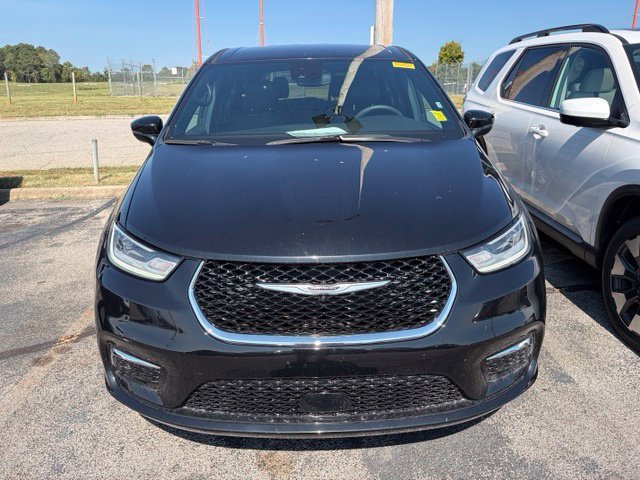 Used 2025 Chrysler Pacifica Select FWD image 2