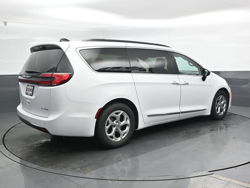 Used 2023 Chrysler Pacifica Limited FWD image 2