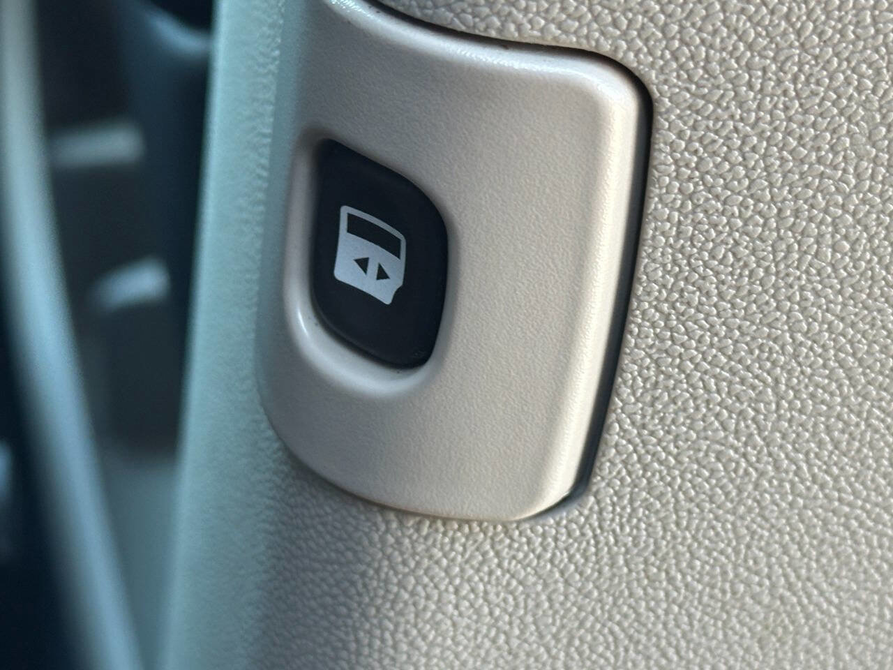 Used 2015 Chrysler Town & Country Limited image 23
