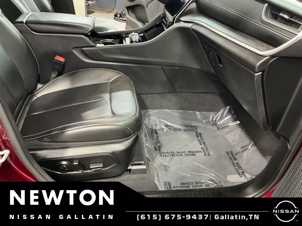 Used 2023 Jeep Grand Cherokee Limited w/ Luxury Tech Group II AWD/4WD image 22