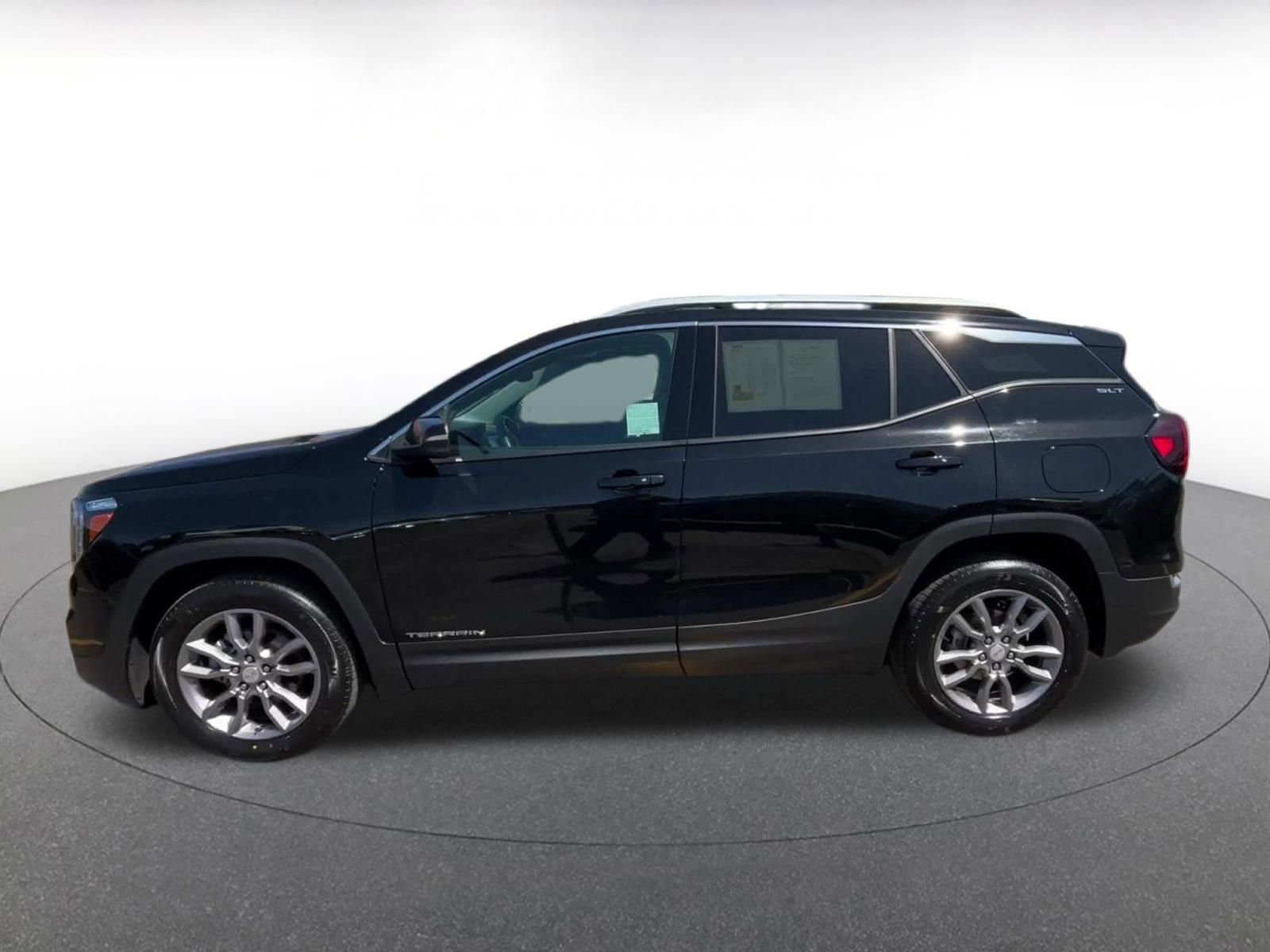 Used 2024 GMC Terrain SLT AWD/4WD image 9