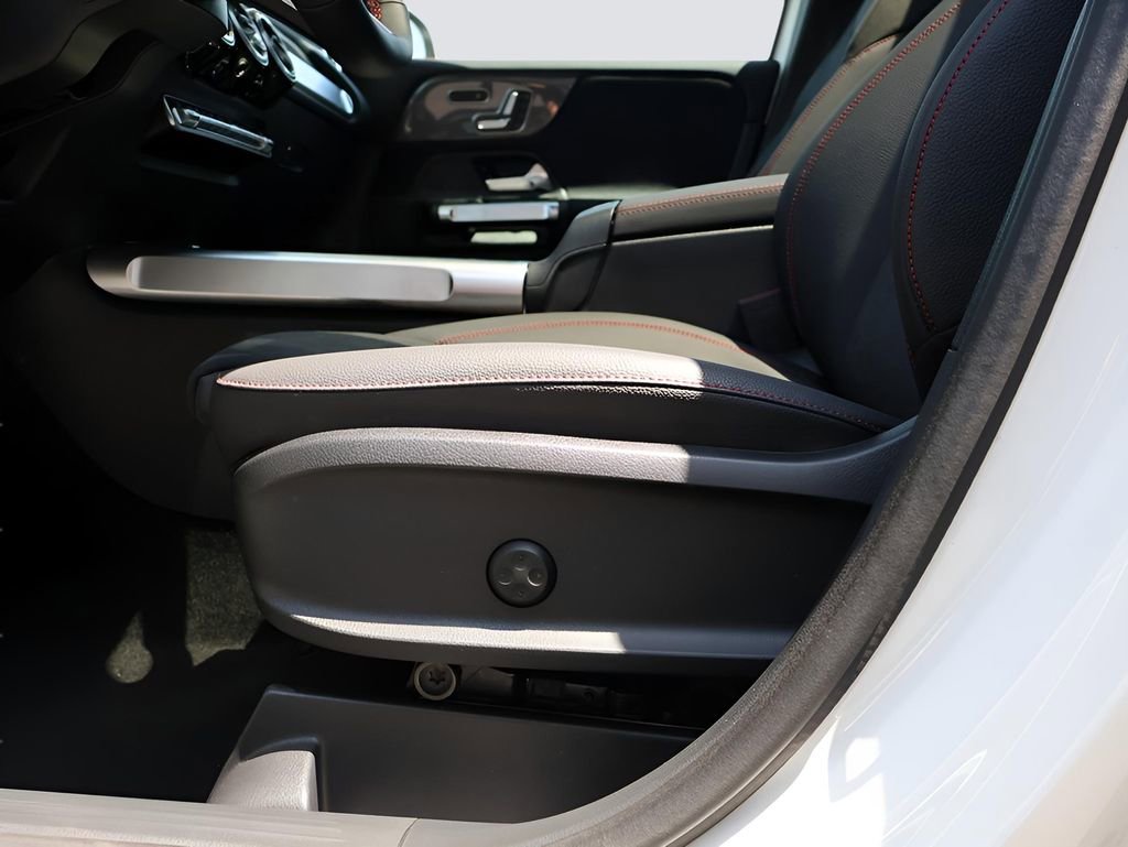 Certified 2025 Mercedes-Benz GLB 250 4MATIC image 39