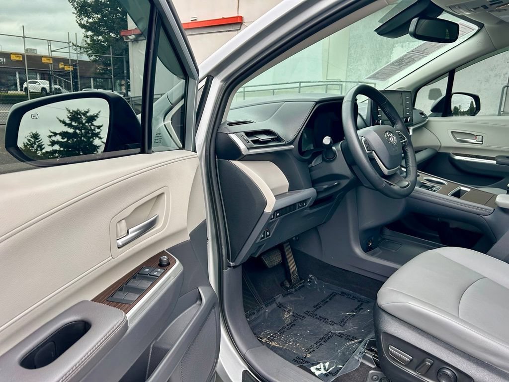 Certified 2022 Toyota Sienna XLE w/ XLE Plus Package FWD image 9