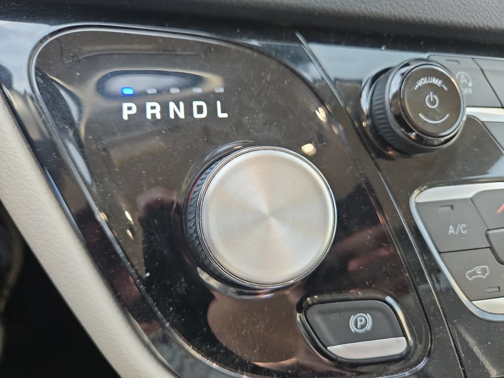 Used 2023 Chrysler Pacifica Touring-L FWD image 28