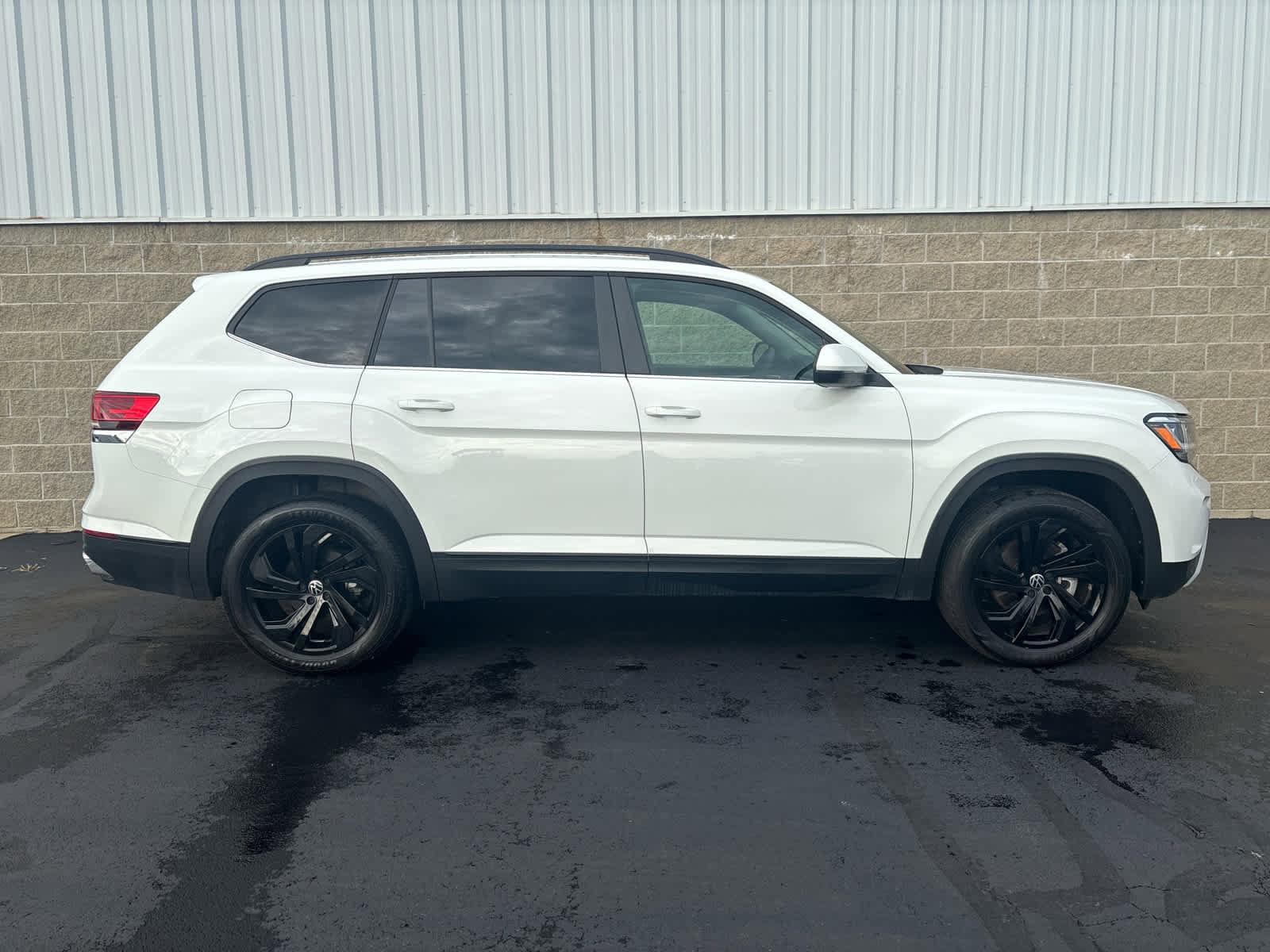 Used 2023 Volkswagen Atlas SE image 32