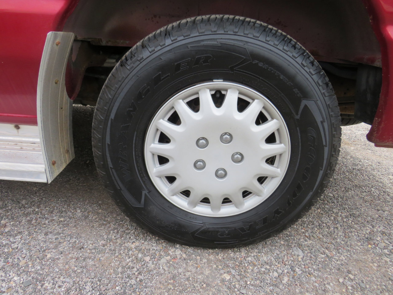 Used 1999 Ford E-150 and Econoline 150 Wagon RWD image 29