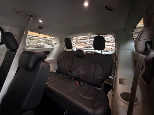 Used 2018 Chrysler Pacifica Touring-L FWD image 36