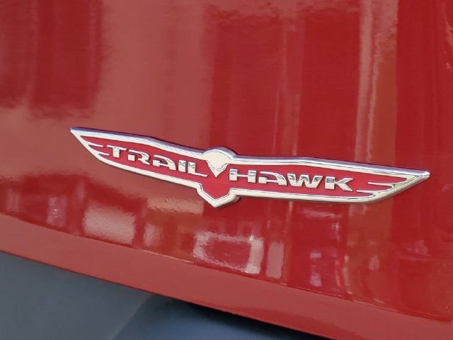 Used 2017 Jeep Cherokee Trailhawk AWD/4WD image 6