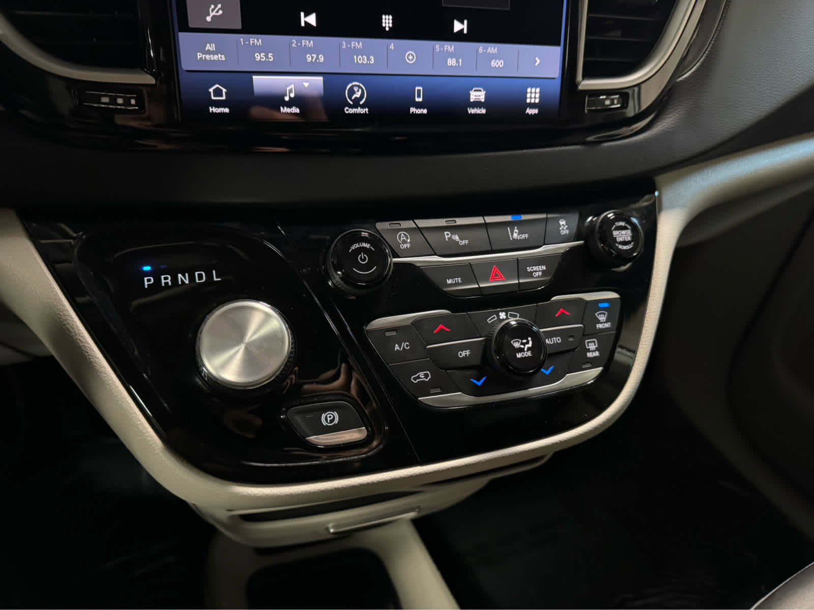 Used 2024 Chrysler Pacifica Touring-L image 21