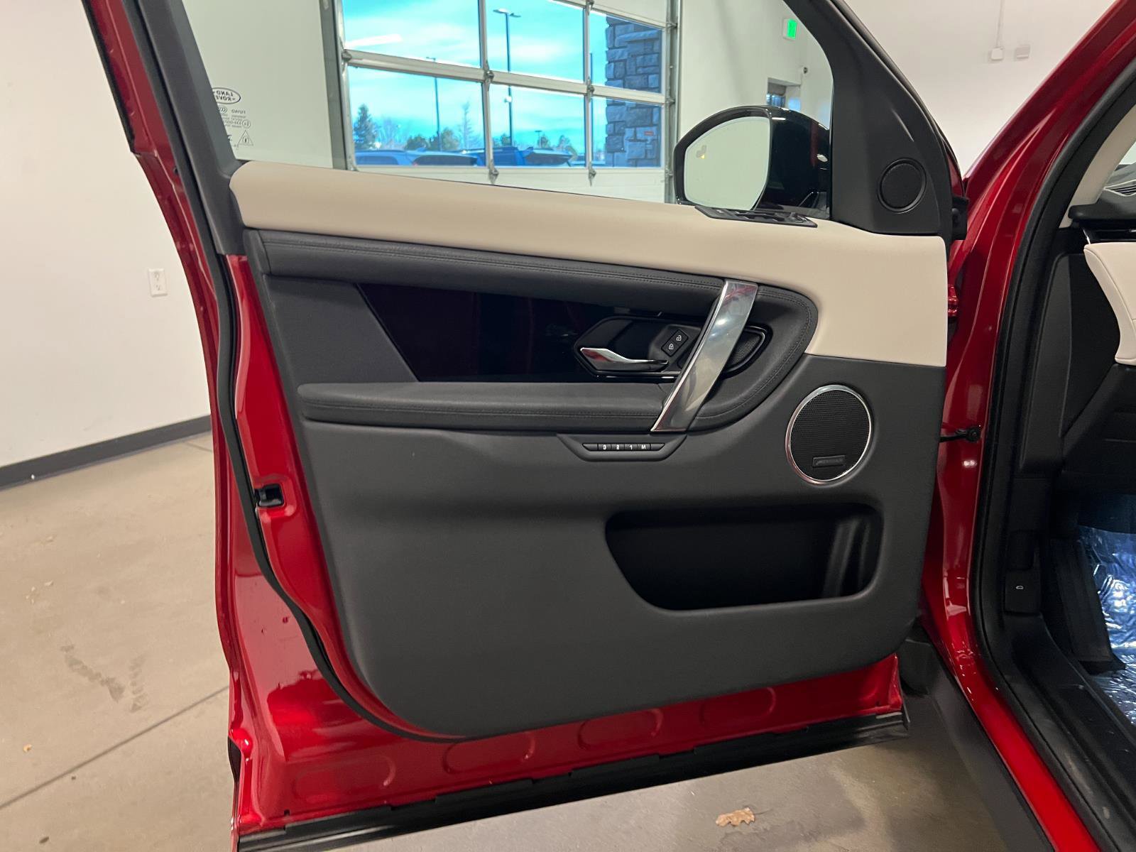 Used 2025 Land Rover Discovery Sport S image 24