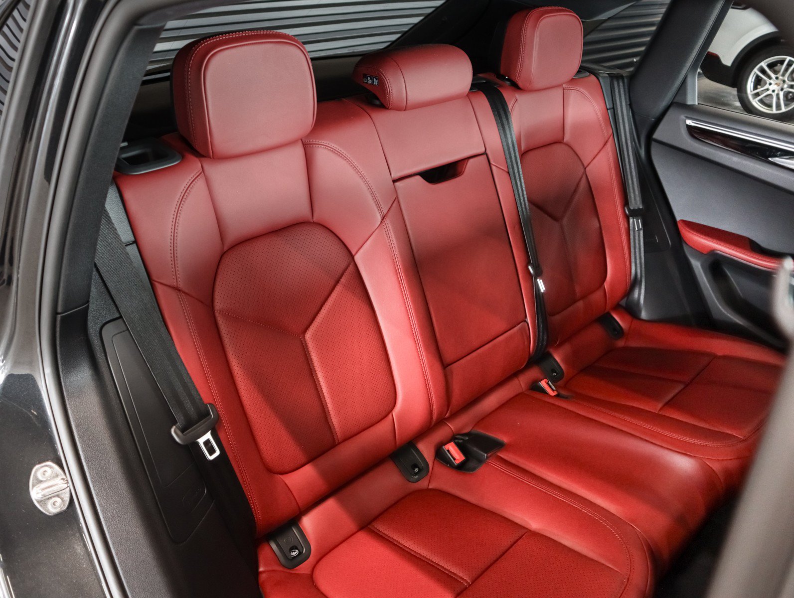 Certified 2024 Porsche Macan S AWD/4WD image 6