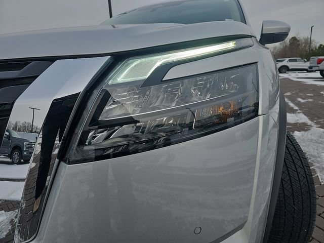 Used 2025 Nissan Pathfinder Platinum image 31