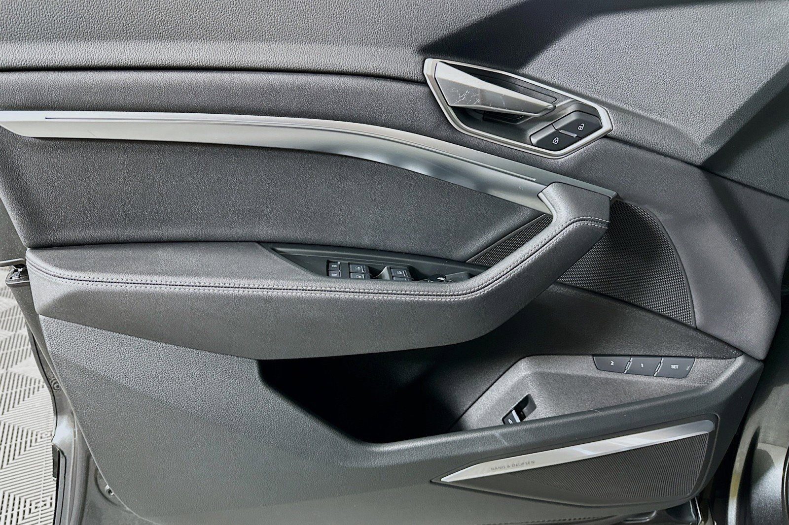 Used 2023 Audi e-tron Premium Plus w/ Premium Plus Package image 21