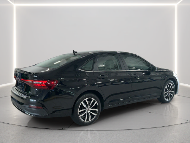 Used 2026 Volkswagen Jetta SE FWD image 6