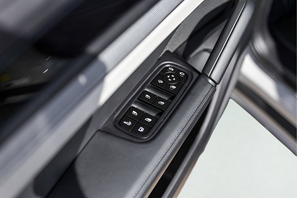 Used 2025 Porsche Cayenne E-Hybrid Coupe AWD/4WD image 24