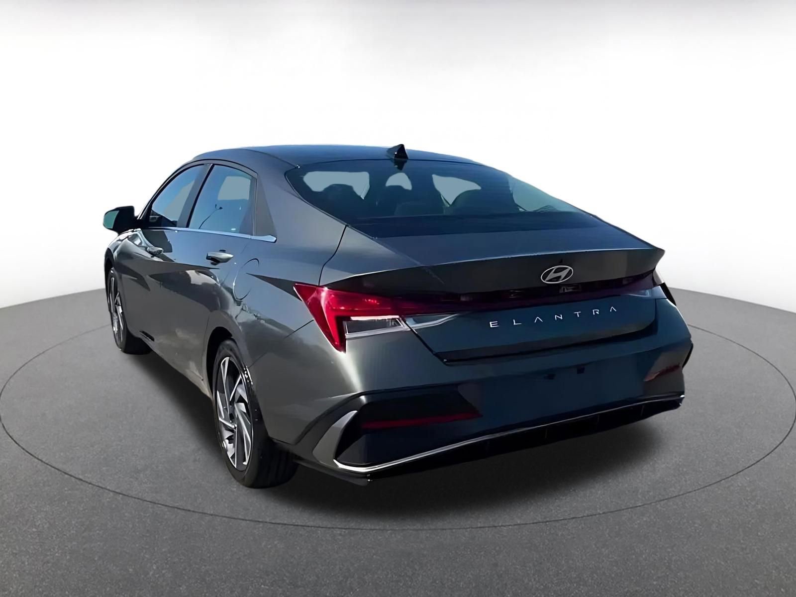 Used 2025 Hyundai Elantra SEL image 11