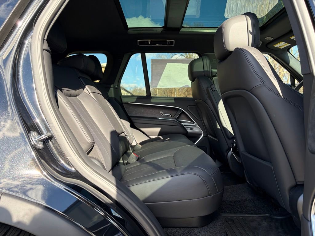 New 2025 Land Rover Range Rover SE image 17