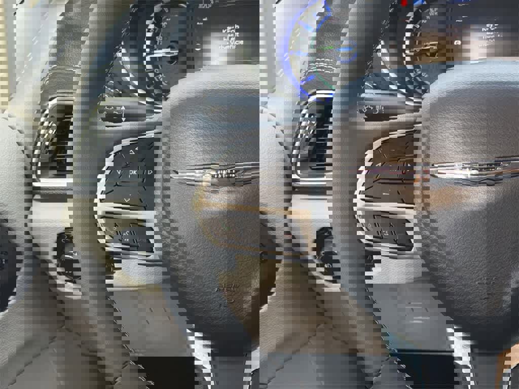 Used 2024 Chrysler Pacifica Select image 13