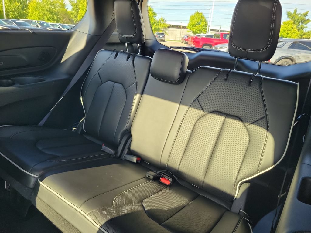 Used 2025 Chrysler Pacifica Limited FWD image 29