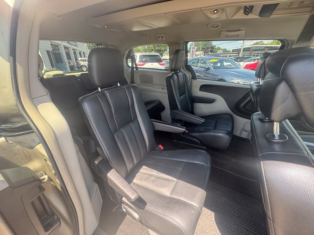Used 2014 Chrysler Town & Country Touring FWD image 24