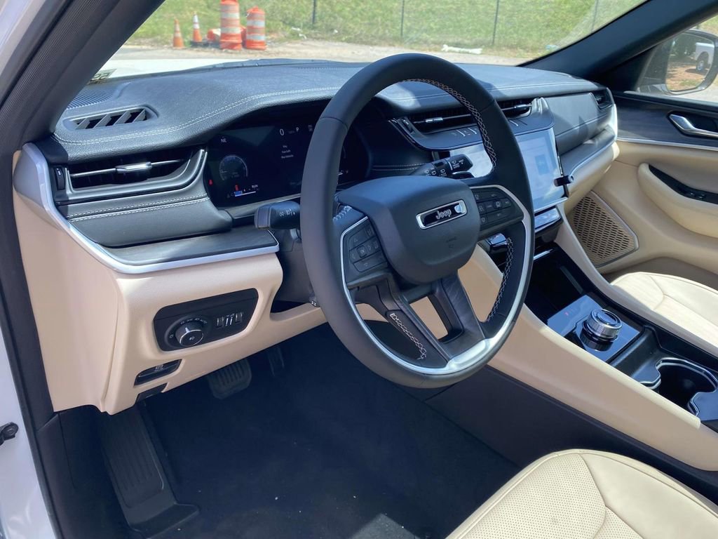 New 2026 Jeep Grand Cherokee Limited w/ Luxury Tech Group II RWD image 45