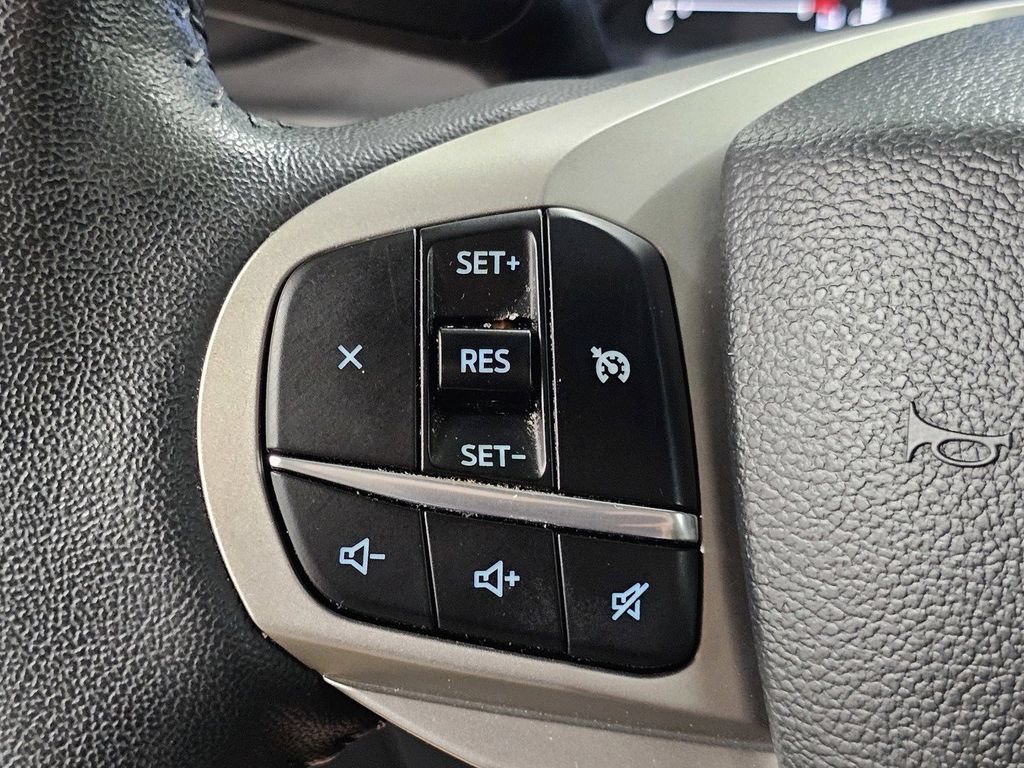 Used 2023 Ford Explorer XLT AWD/4WD image 32