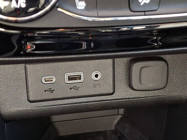 Used 2023 Buick Encore GX Select AWD/4WD image 35