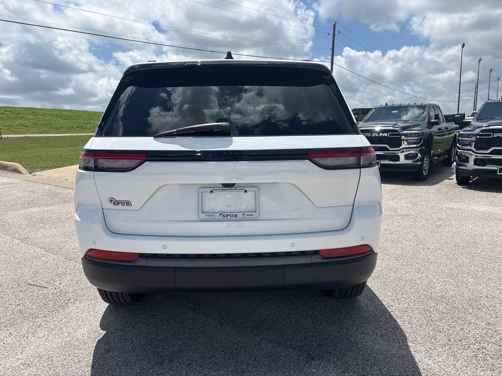 New 2026 Jeep Grand Cherokee Altitude RWD image 5