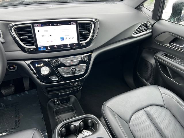 Used 2025 Chrysler Pacifica Select image 34