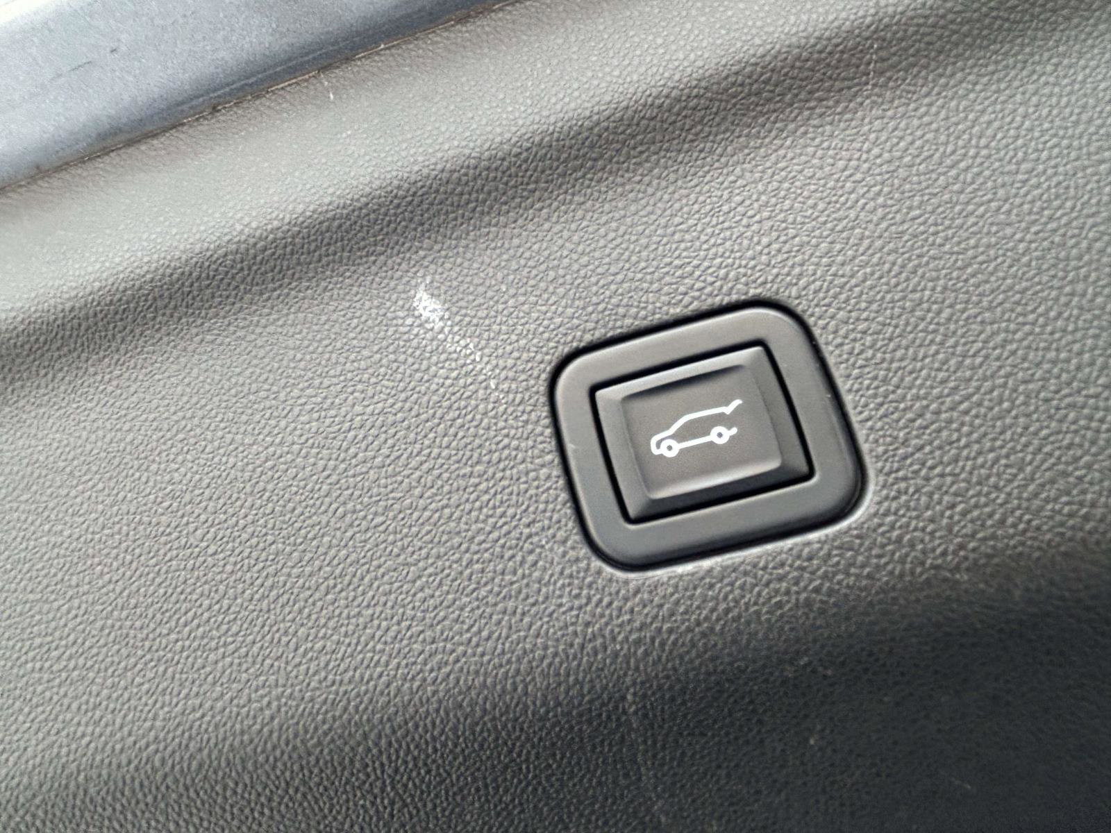 Used 2022 Chevrolet Suburban Z71 w/ Luxury Package image 19