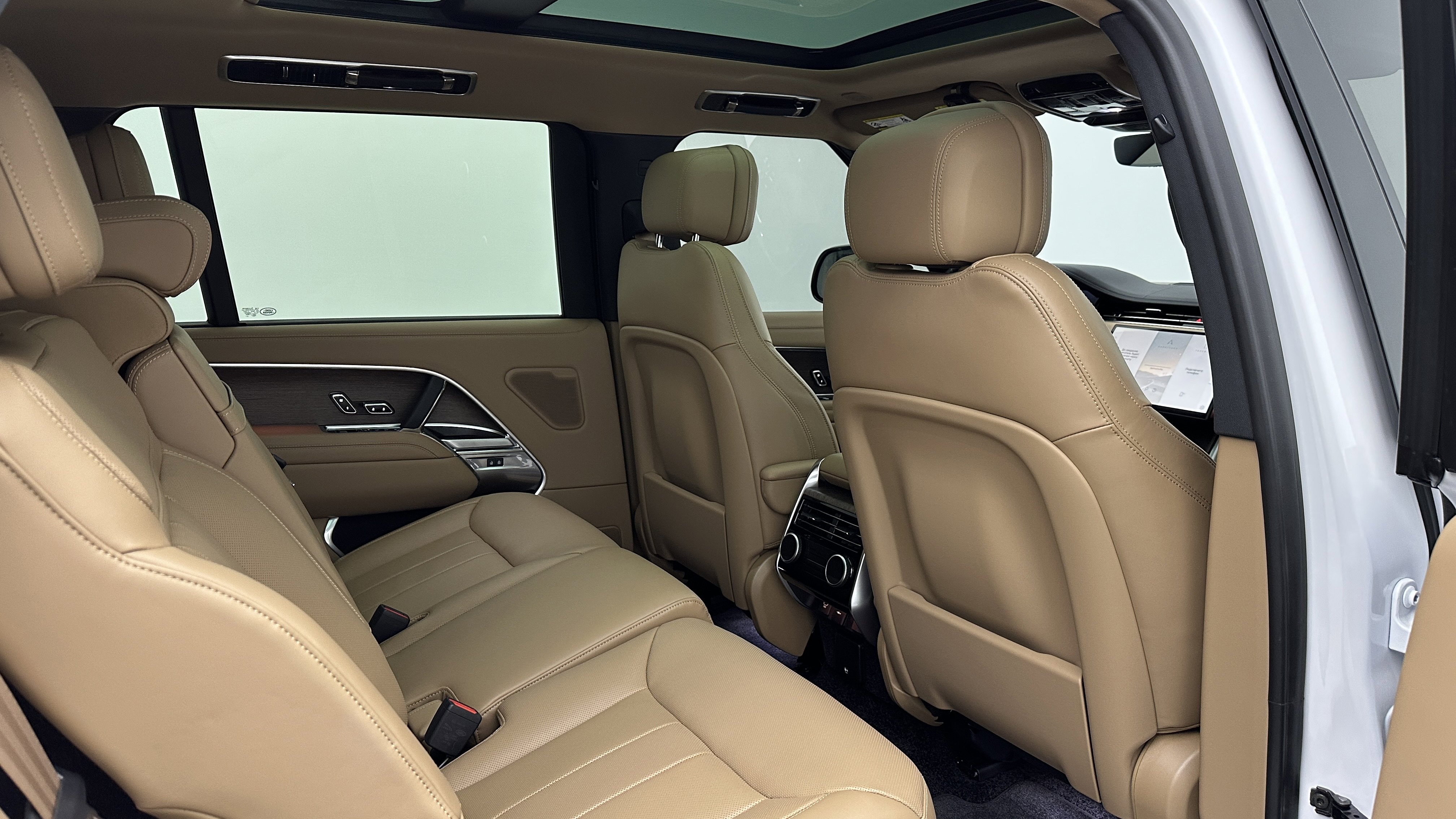 Used 2025 Land Rover Range Rover Long Wheelbase SE image 41