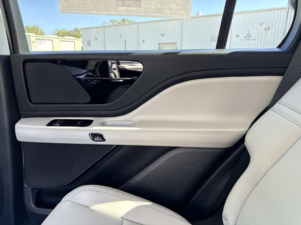 New 2026 Lincoln Aviator 2WD w/ Jet Appearance Package image 15