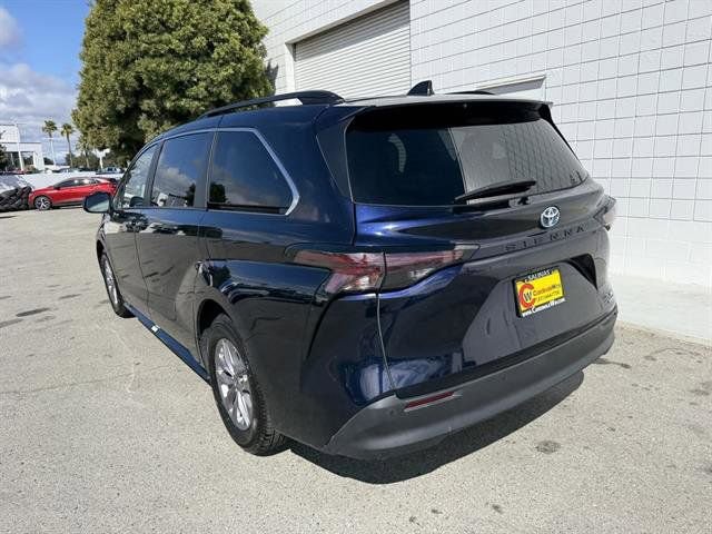 Used 2024 Toyota Sienna XLE image 4