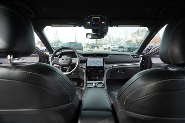 Used 2024 Jeep Grand Cherokee Limited image 23