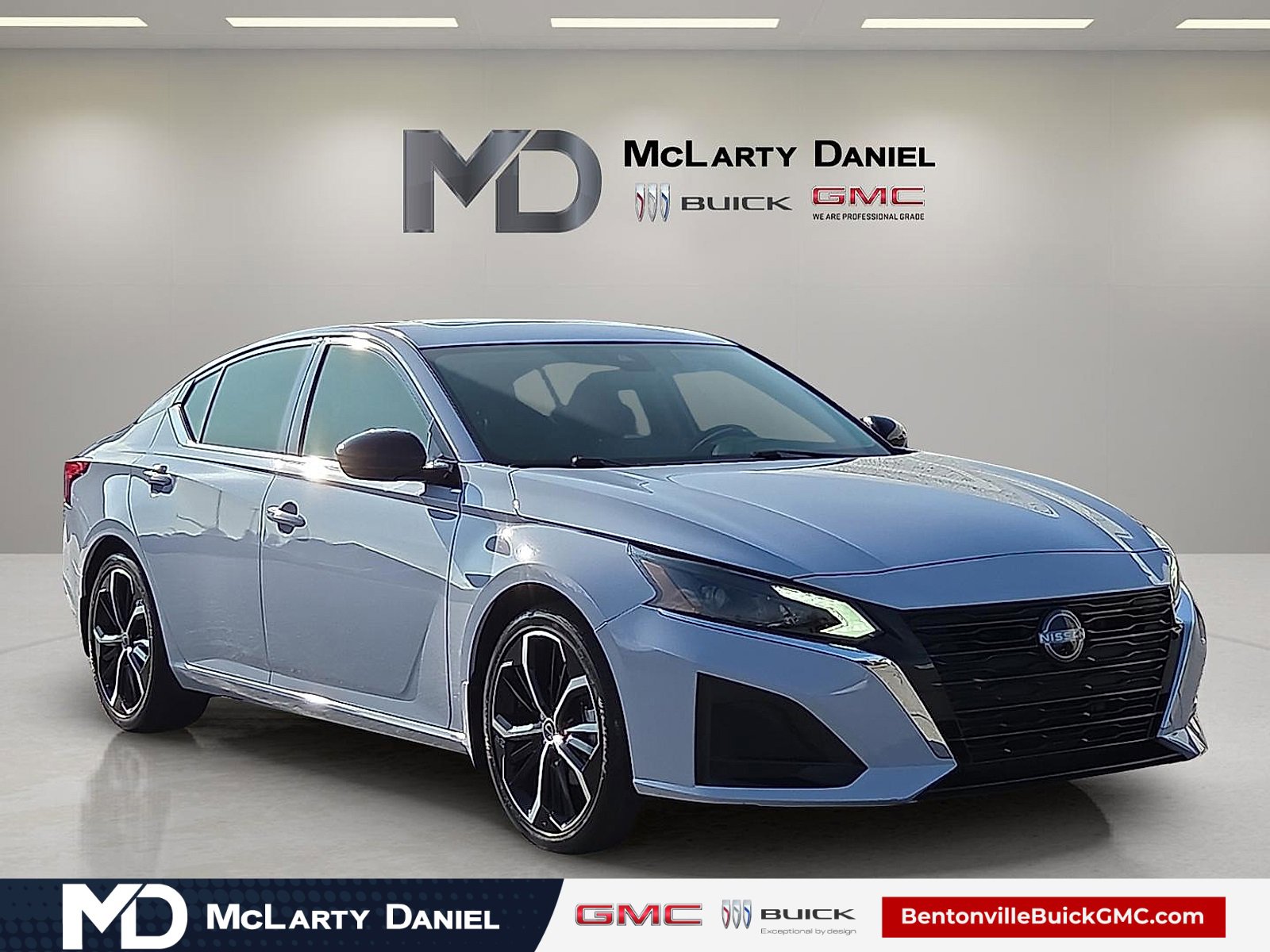 Used 2023 Nissan Altima 2.5 SR w/ SR Premium Package image 1