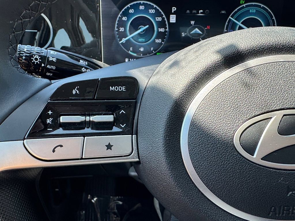 Certified 2025 Hyundai Elantra Limited image 17