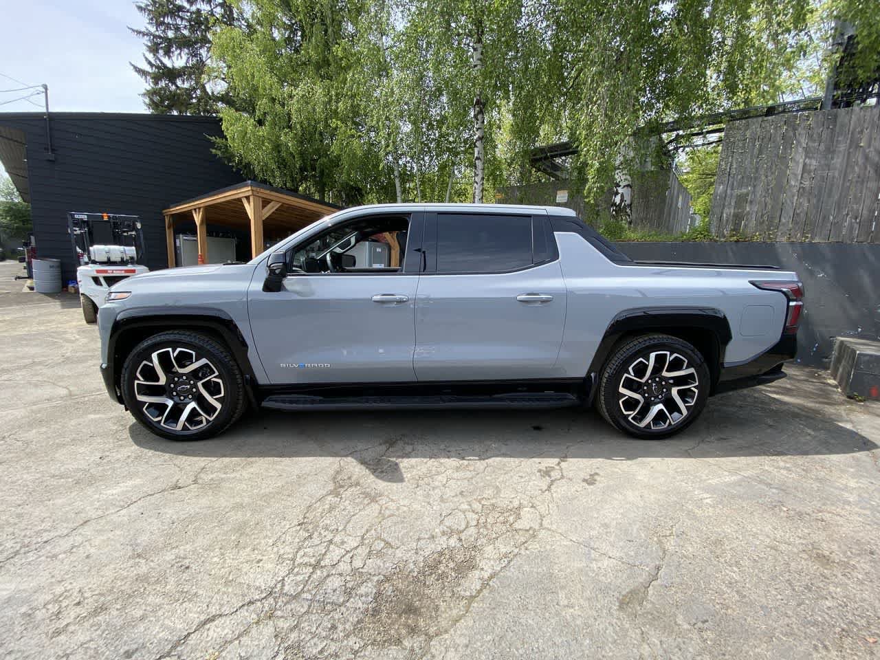Used 2025 Chevrolet Silverado EV RST AWD/4WD image 3
