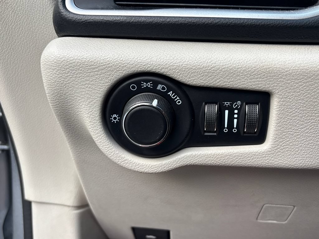 Used 2021 Chrysler Voyager LX FWD image 9