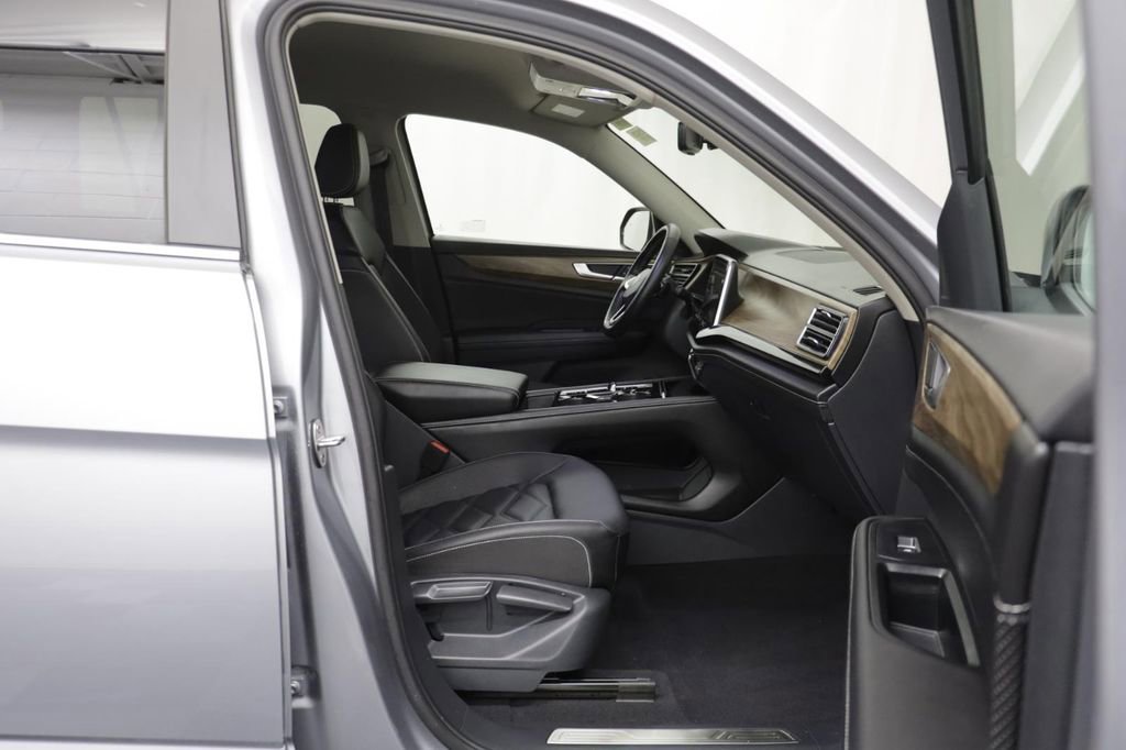 Used 2025 Volkswagen Atlas SE w/ Black Wheel Package image 17