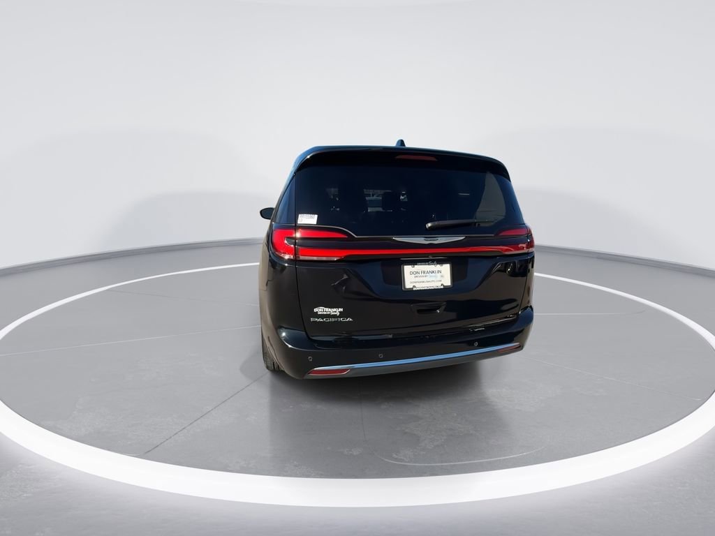 Used 2024 Chrysler Pacifica Touring-L image 7