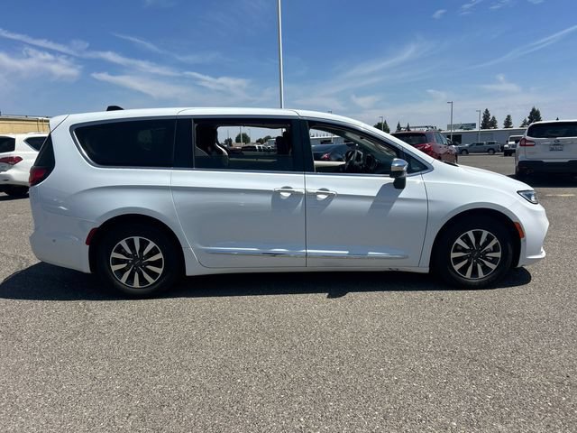 Used 2023 Chrysler Pacifica Limited w/ Uconnect Theater Family Group FWD image 5