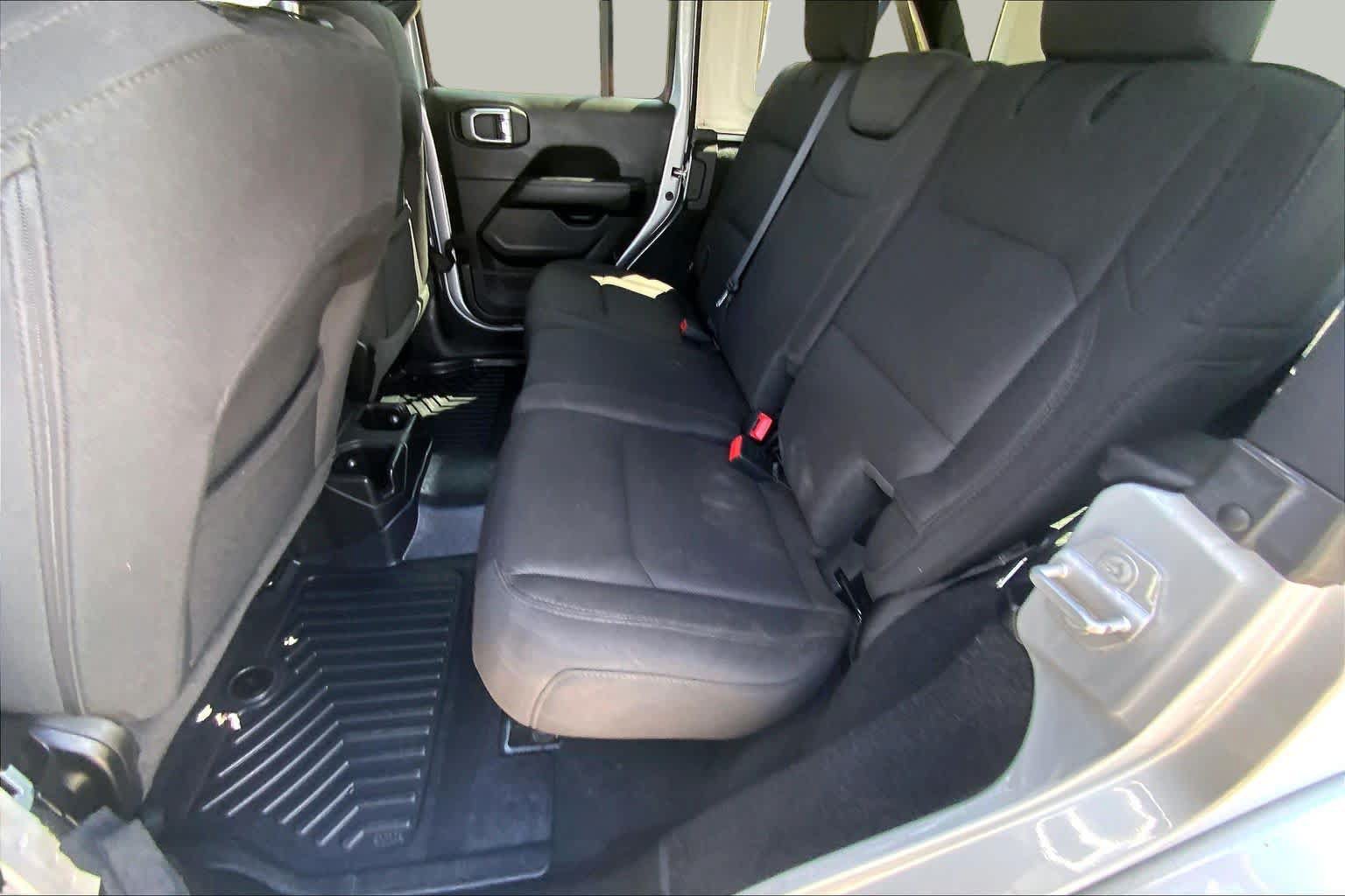 Used 2023 Jeep Wrangler Unlimited Sahara AWD/4WD image 20