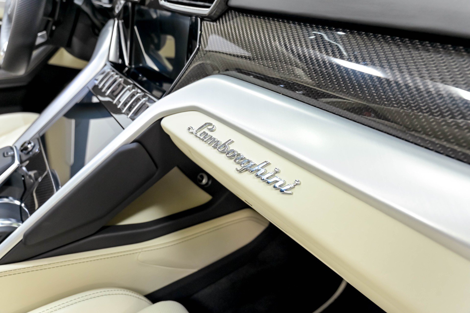 Used 2020 Lamborghini Urus AWD/4WD image 31