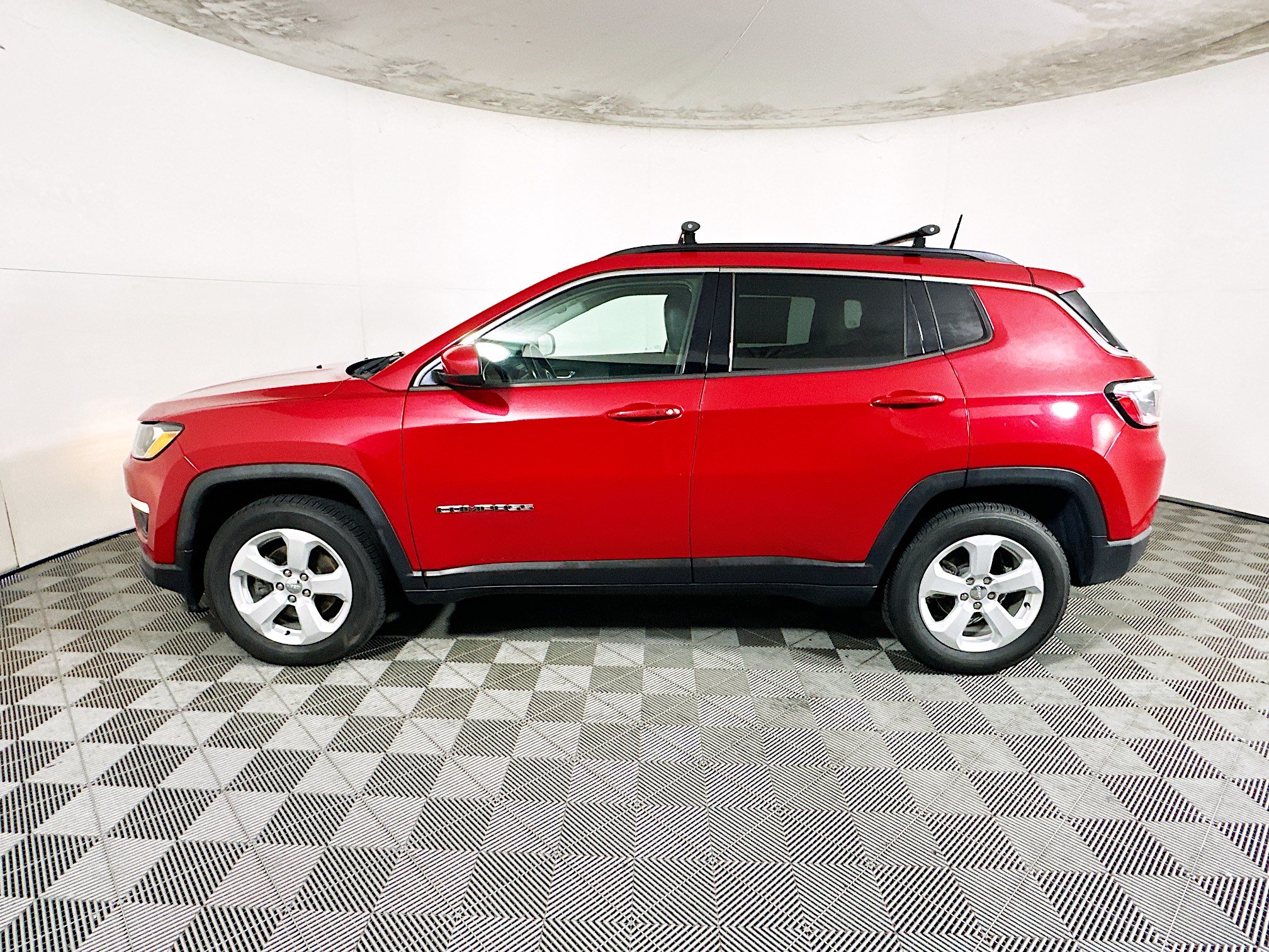 Used 2018 Jeep Compass Latitude FWD image 6