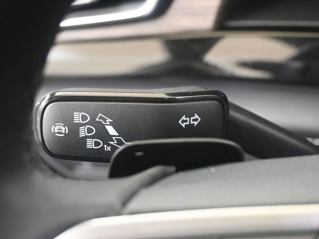 Used 2025 Volkswagen Atlas SEL Premium R-Line image 32