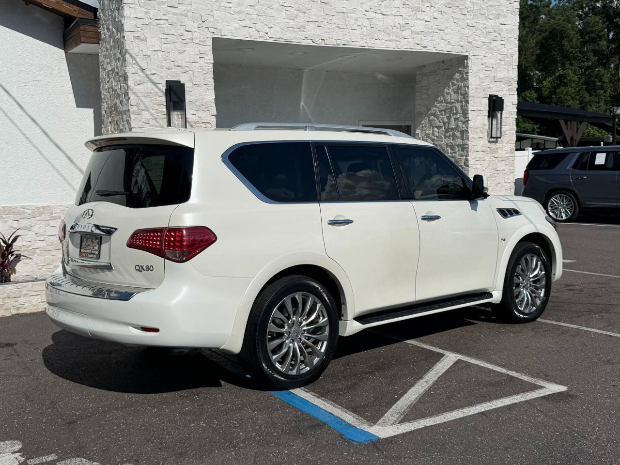 Used 2016 INFINITI QX80 4WD w/ 22" Wheel Package image 17