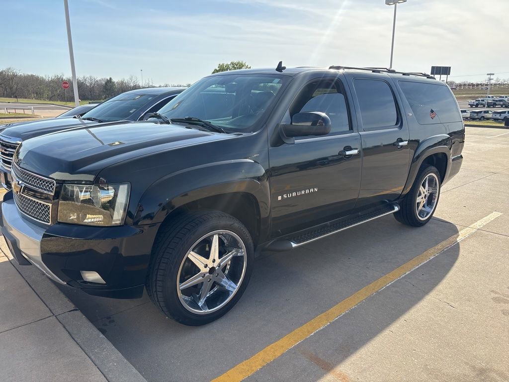 Used 2008 Chevrolet Suburban LT image 1